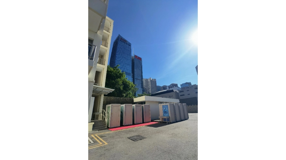 mobile public toilet unit for large celebration